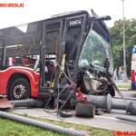 BF Wien: Gelenkbus rammt Lichtmasten