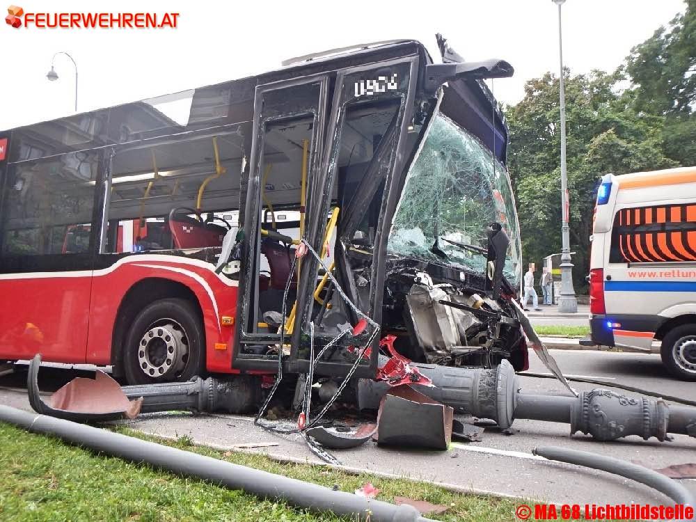 BF Wien: Gelenkbus rammt Lichtmasten