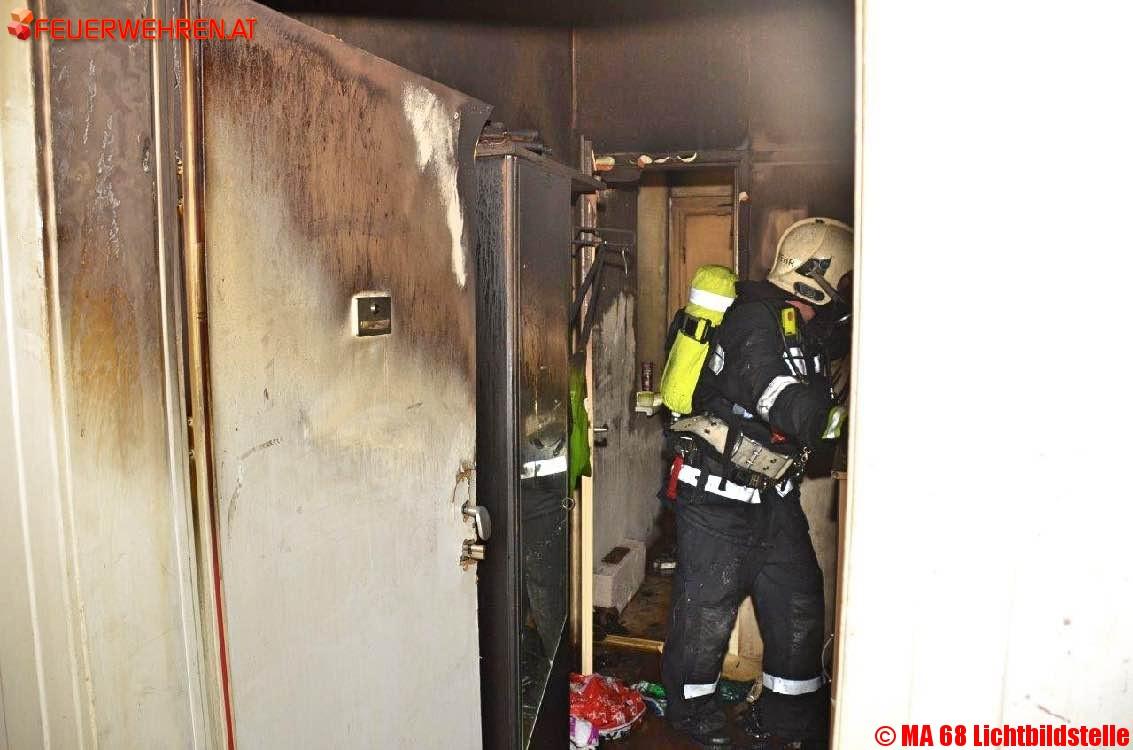 BF Wien: Zimmerbrand – Feuerwehr rettete mehrere Personen über die Drehleiter
