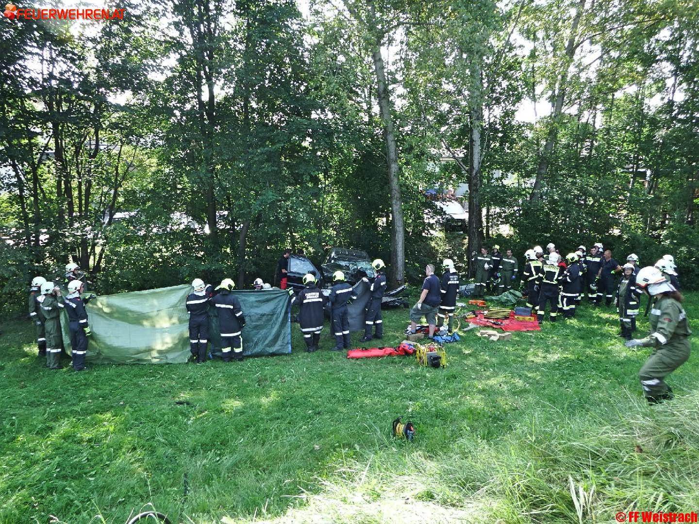 FF Weistrach: Schwierige Menschenrettung nach Kollision mit Baum