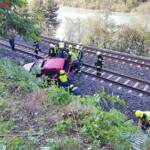 HFW Villach: PKW nach Verkehrsunfall auf Bahngleise gestürzt