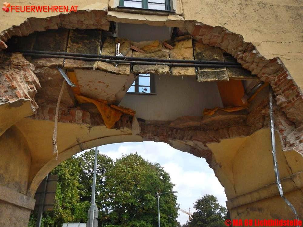 BF Wien: Gebäudeteileinsturz nach LKW-Unfall
