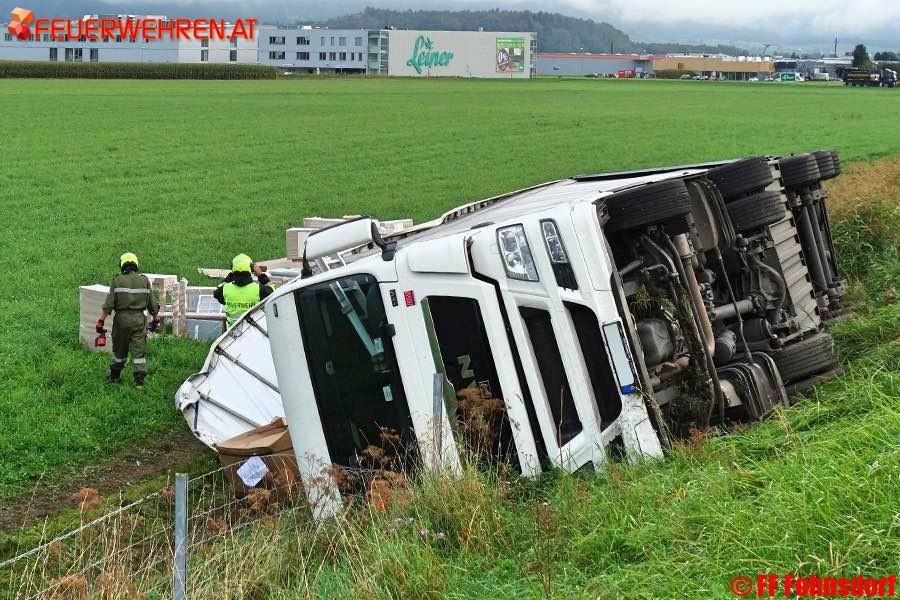 FF Fohnsdorf: LKW stürzte über die Böschung