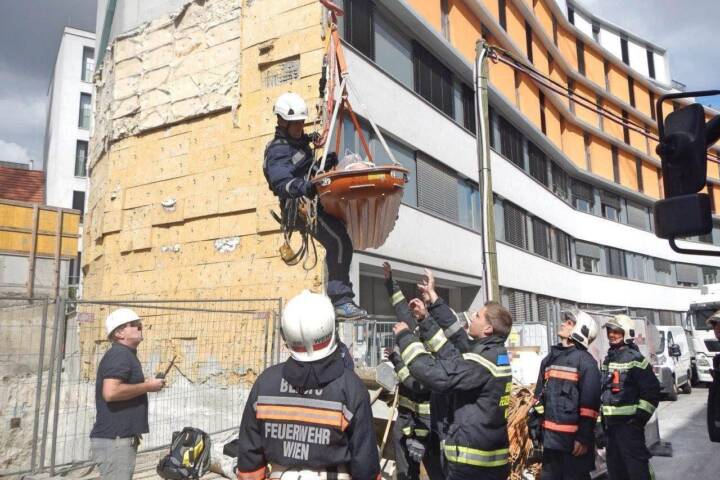 BF Wien: Bauarbeiter stürzt 8 Meter tief ab