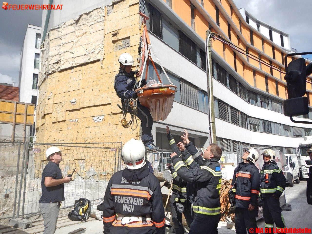 BF Wien: Bauarbeiter stürzt 8 Meter tief ab