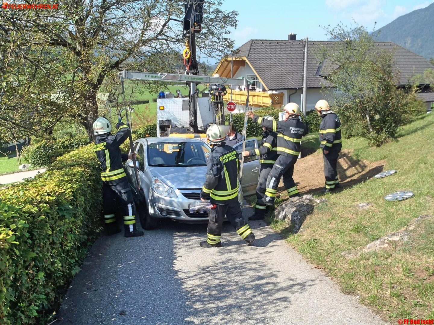 Fahrzeugbergung im Altweg in Bad Ischl