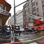 BF Wien: Umfangreiche Löscharbeiten – benachbarte Schule musste evakuiert werden