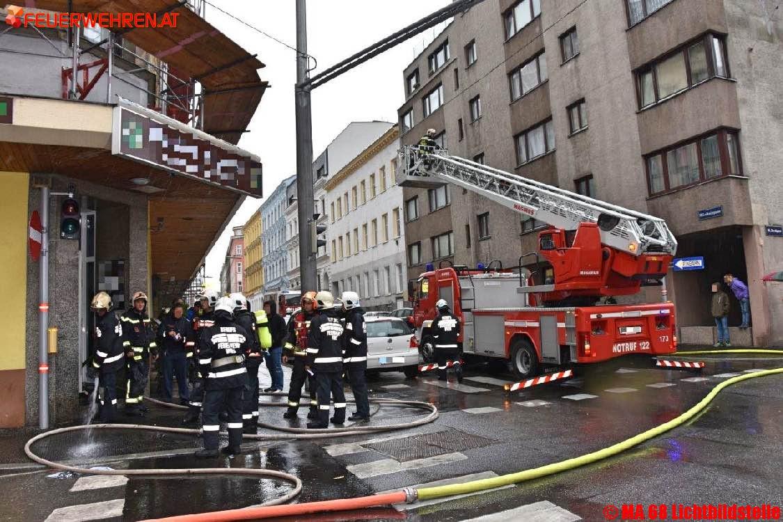 BF Wien: Umfangreiche Löscharbeiten – benachbarte Schule musste evakuiert werden