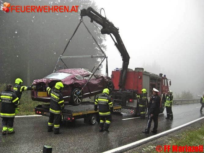 FF Mariazell: Bentley stürzt 50 Meter in den Abgrund