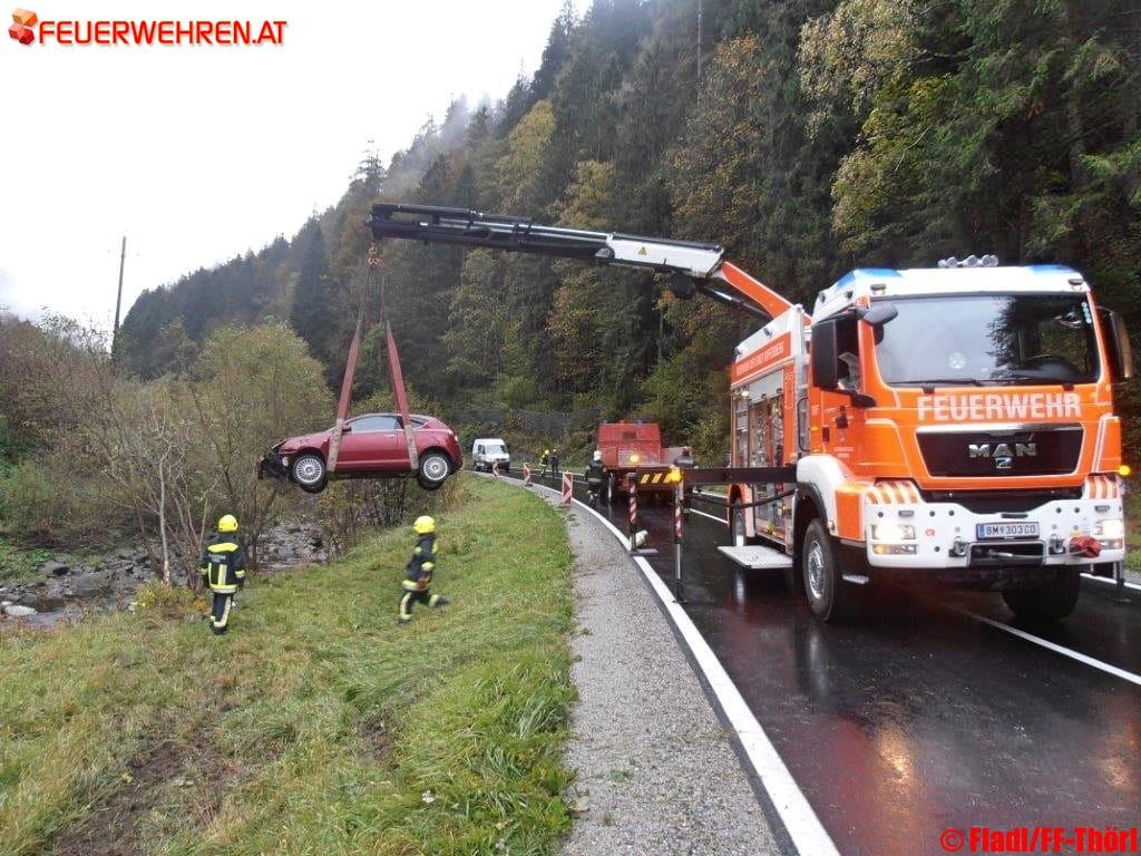 FF Thörl: PKW im Bachufer in Thörl