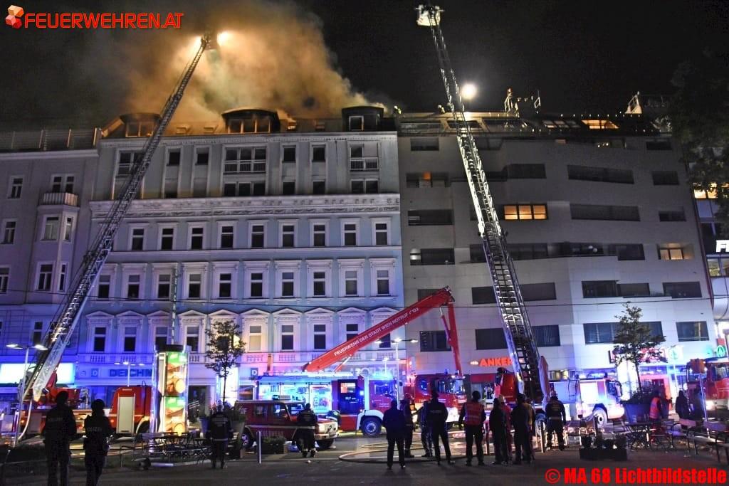 BF Wien: Ausgedehnter Dachbrand fordert Einsatzkräfte