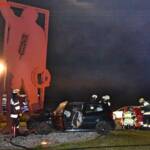 FF Althofen: Auto prallt ungebremst in Stahlskulptur