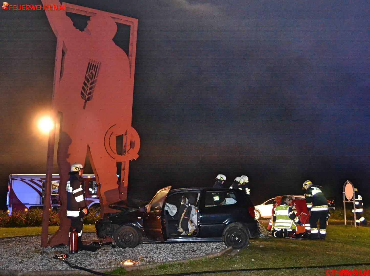 FF Althofen: Auto prallt ungebremst in Stahlskulptur