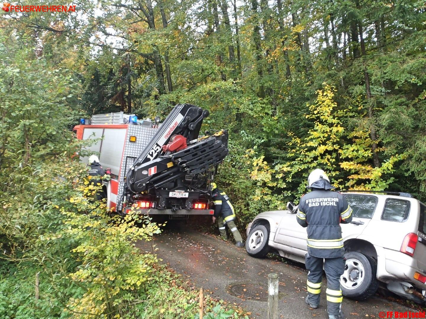 FF Bad Ischl: Fahrzeugbergung in der Kalkgrubenstraße