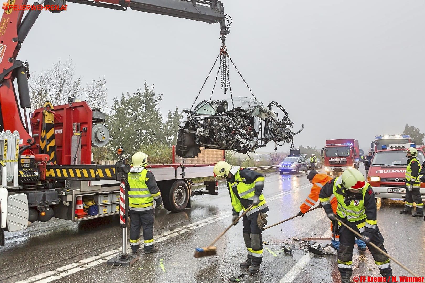 FF Krems: Menschenrettung nach Kollision von Pkw und Lkw