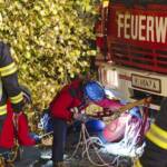 FF Hinterstoder: Feuerwehr und Bergrettung beüben schweren Verkehrsunfall im Steilgelände