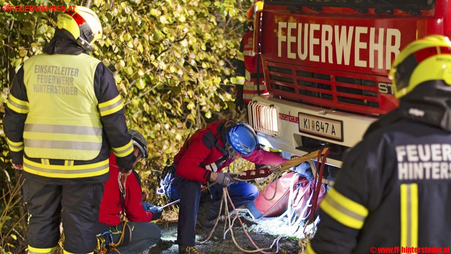 FF Hinterstoder: Feuerwehr und Bergrettung beüben schweren Verkehrsunfall im Steilgelände