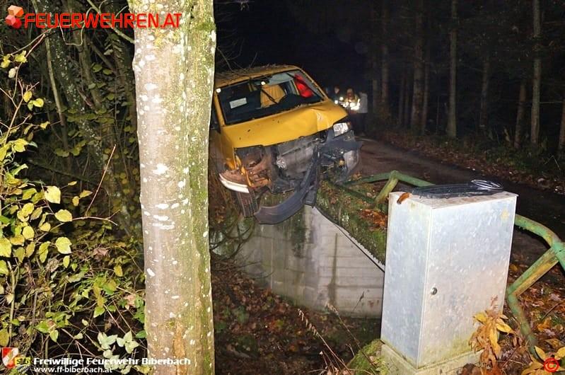 FF Biberbach: Lieferwagen drohte in den Biberbach zu stürzen