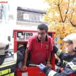Berufsfeuerwehr Wien befreit Mann aus Container für Fundgegenstände