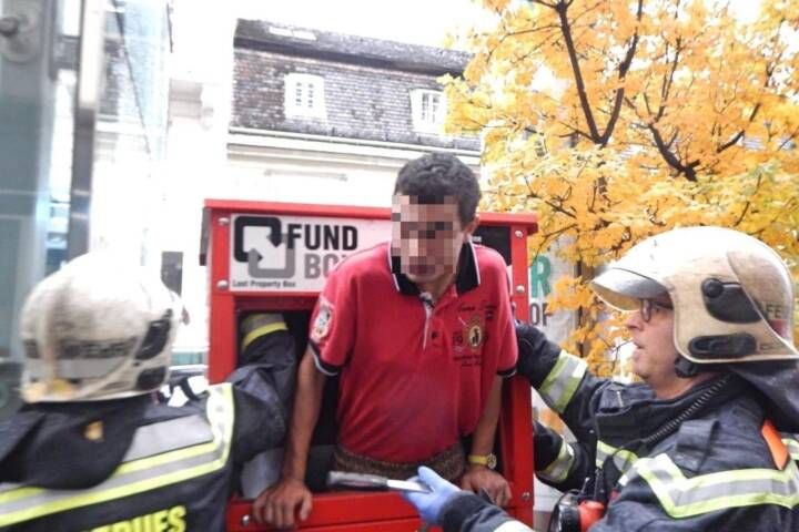 Berufsfeuerwehr Wien befreit Mann aus Container für Fundgegenstände