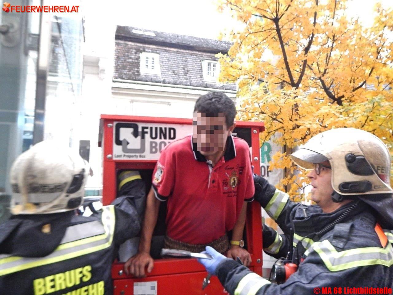 Berufsfeuerwehr Wien befreit Mann aus Container für Fundgegenstände