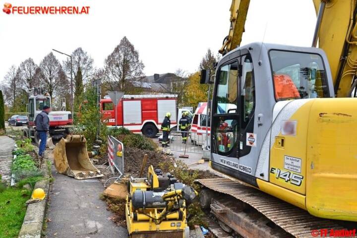 FF Andorf: Arbeiter von Baggerschaufel eingeklemmt