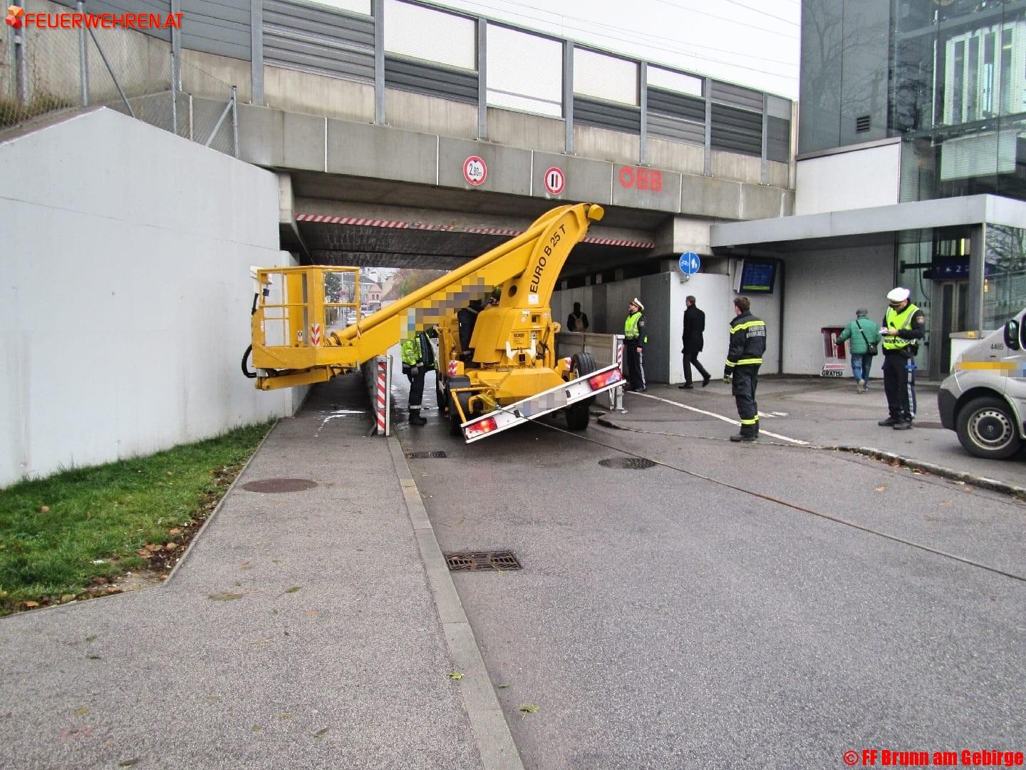 FF Brunn am Gebirge: LKW blieb in Unterführung stecken