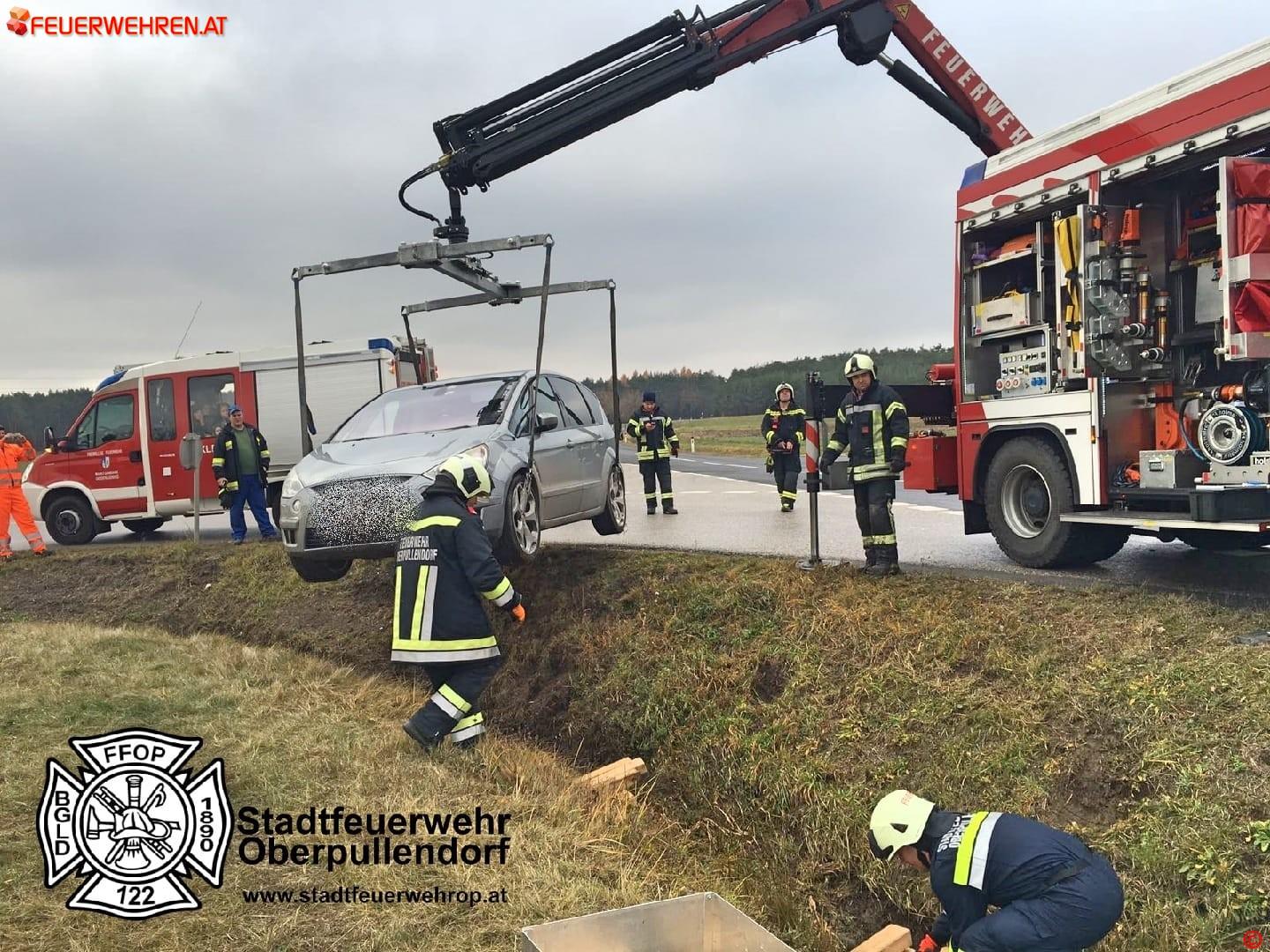 Stadtfeuerwehr Oberpullendorf: Fahrzeugbergung in Unterfrauenhaid