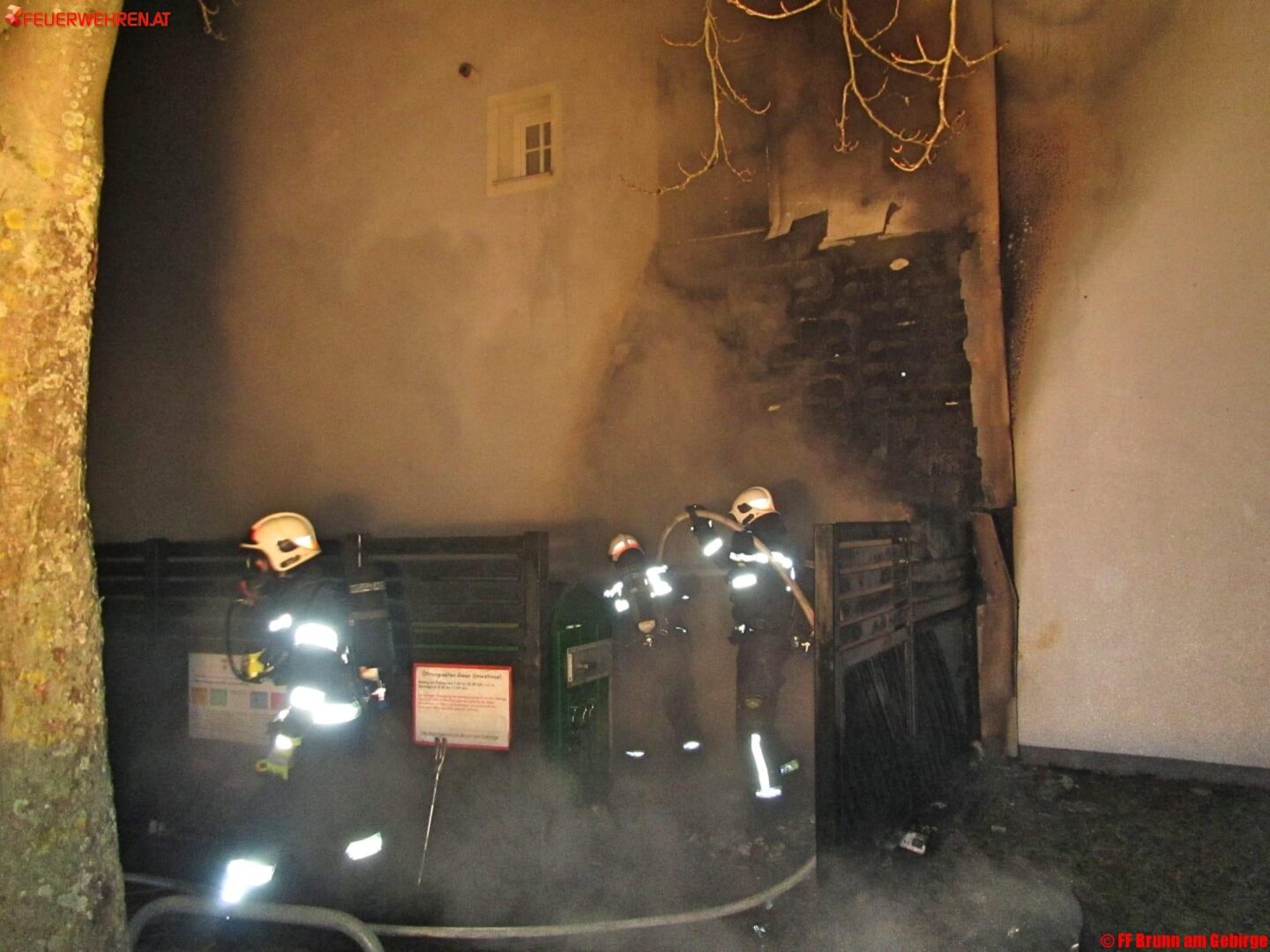 FF Brunn am Gebirge: Müllcontainerbrand greift auf Hausfassade über