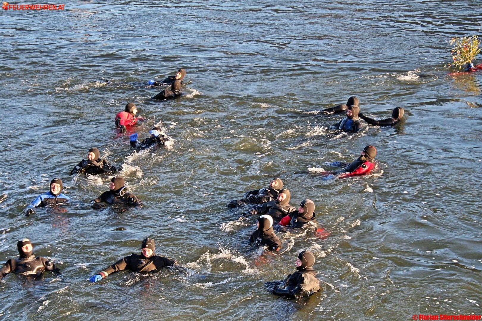 AFK-Krems-Land: Gedenkschwimmen des Tauchdienstes in der Donau