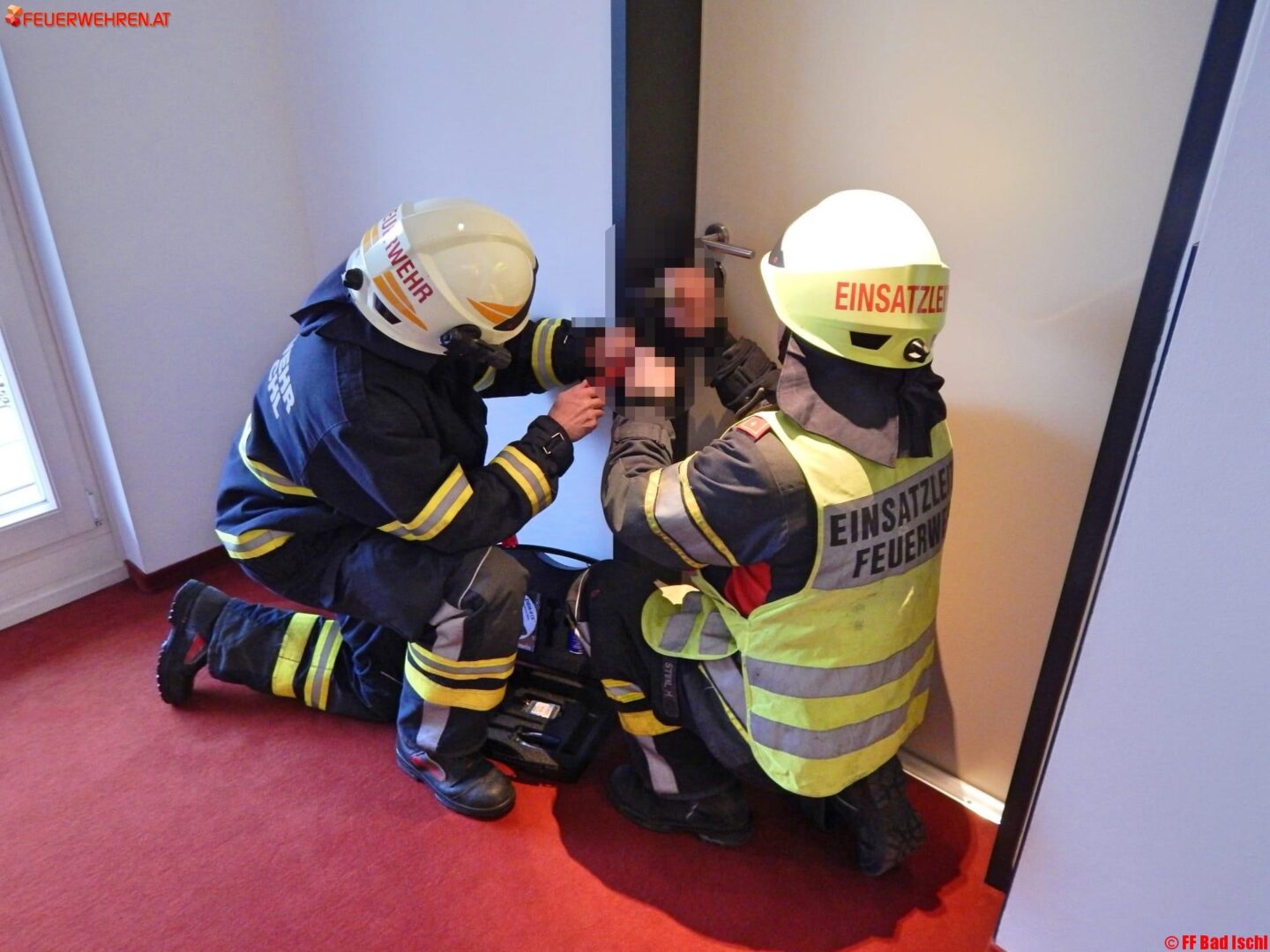 Mutter mit Kind unfreiwillig ausgesperrt