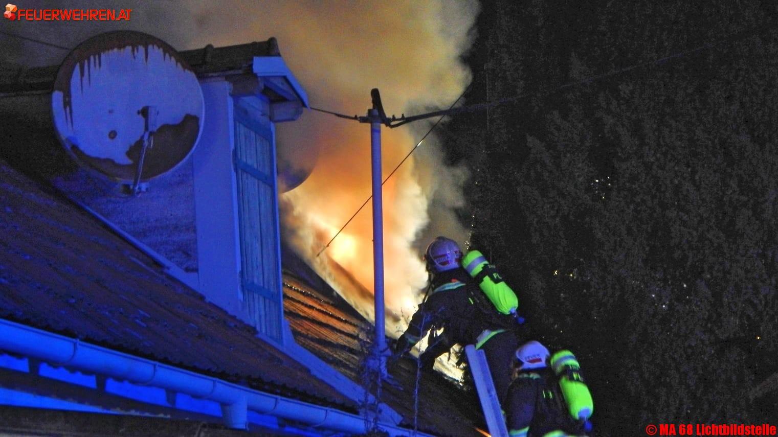 BF Wien: Drei Verletzte bei Dachbrand in Strebersdorf