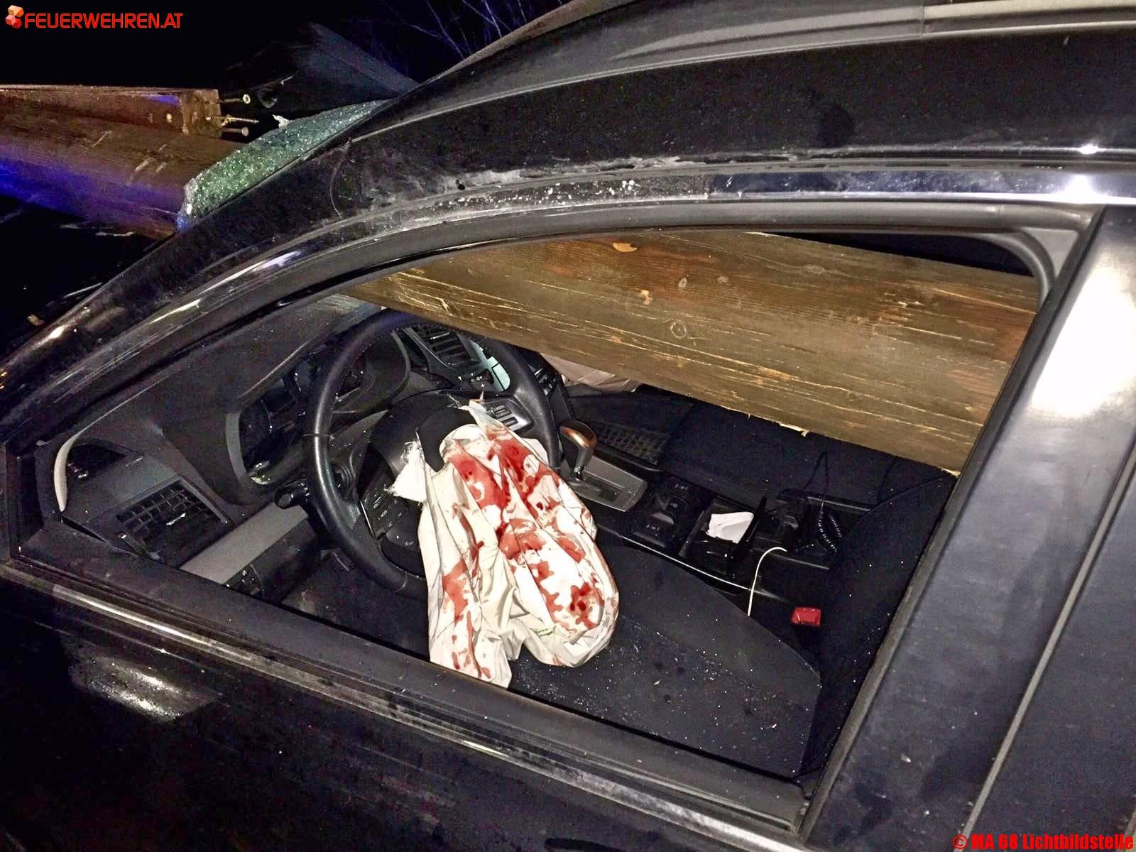 BF Wien: Pkw prallte gegen Brückengeländer – Lenker lief nach Unfall davon