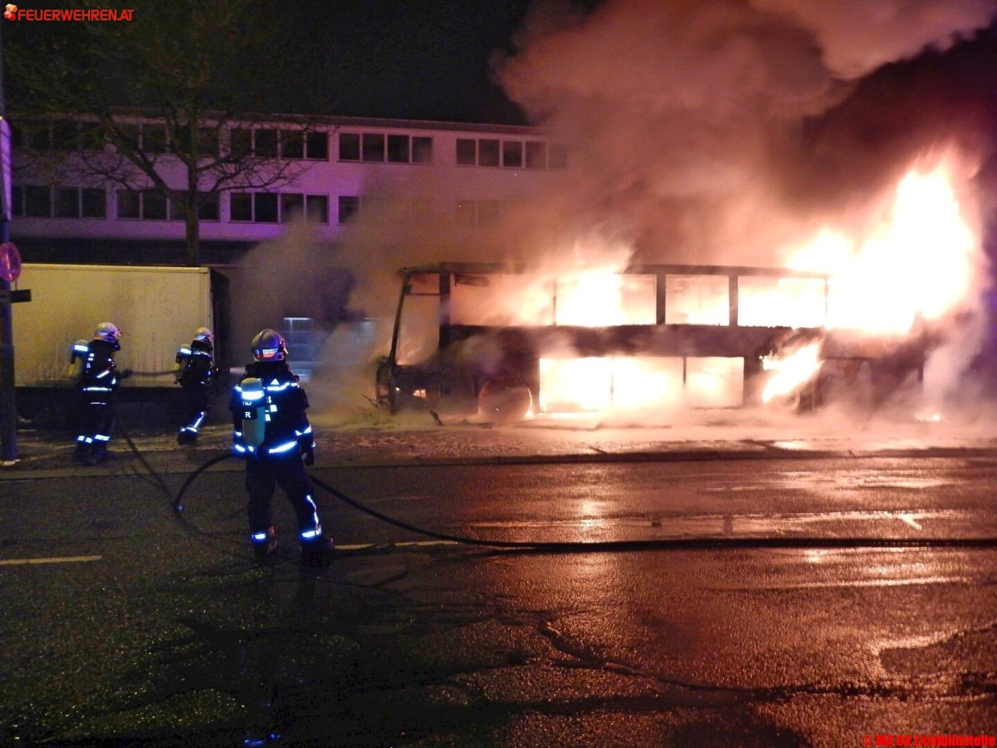 BF Wien: Bus-Brand in Wien Liesing