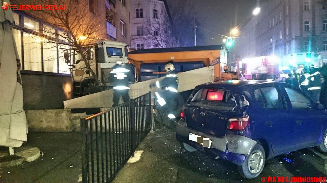 BF Wien: Verkehrsunfall mit Winterdienstfahrzeug