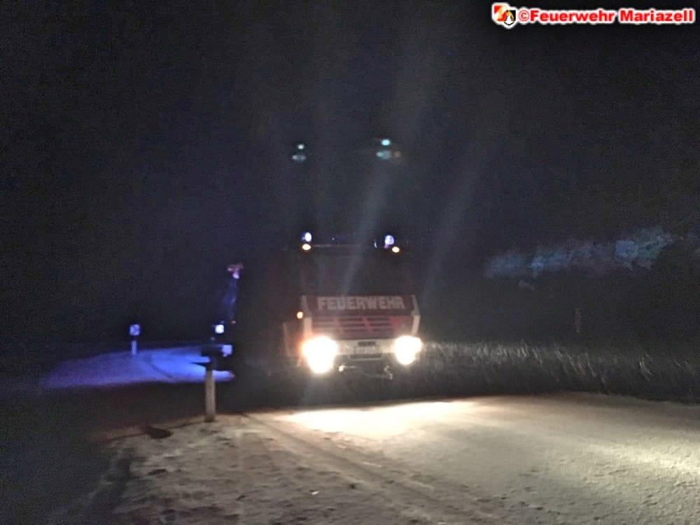 Fahrzeugbergung auf B21 zwischen Halltal und Terz