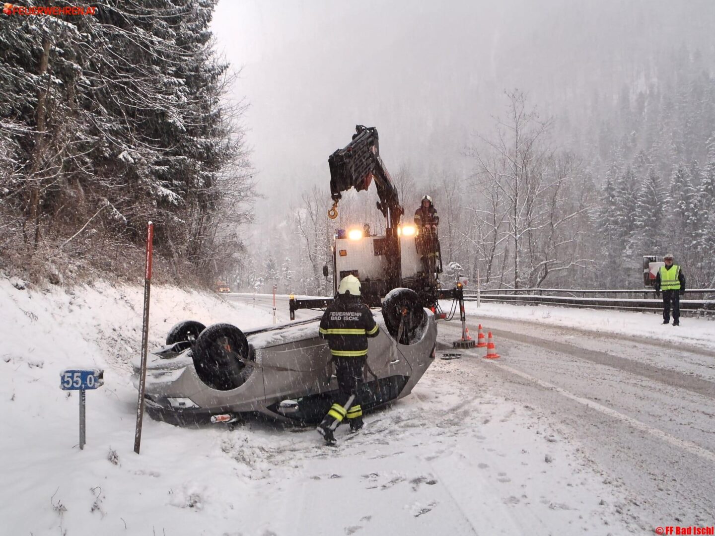 FF Bad Ischl: Fahrzeugbergung auf der B145