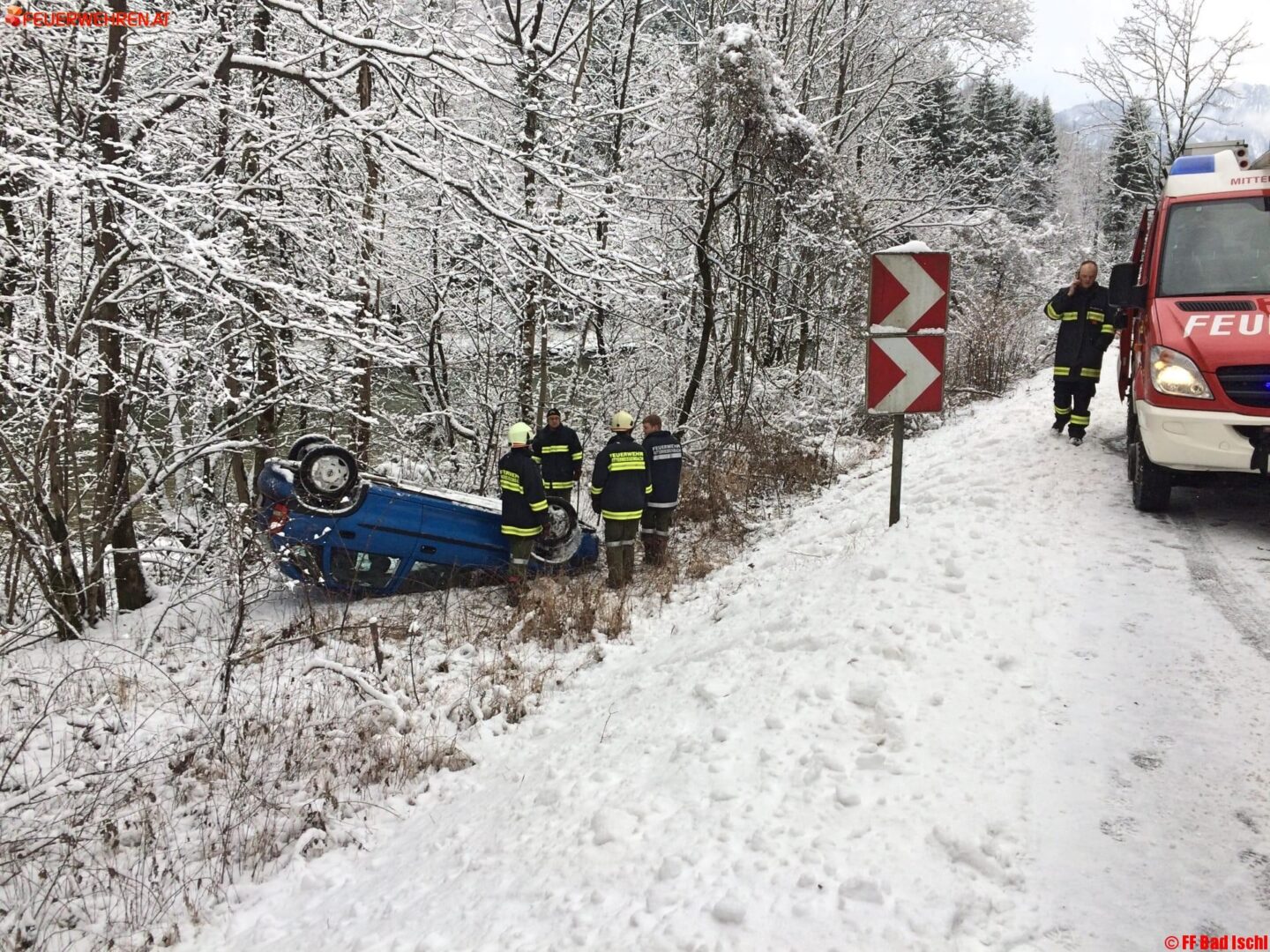 FF Bad Ischl: Fahrzeugbergung auf der B145