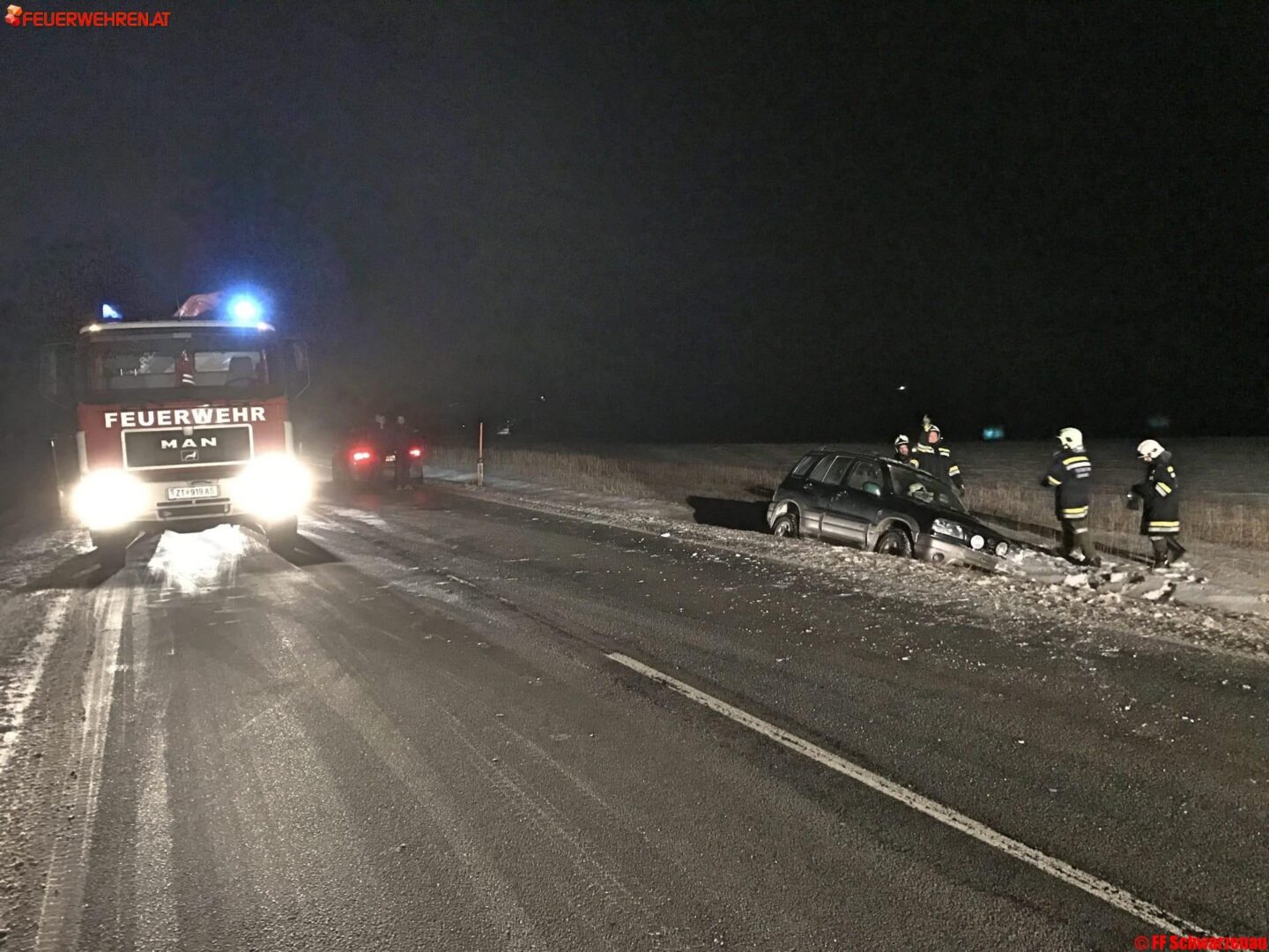 FF Schwarzenau: Fahrzeug aus Graben befreit