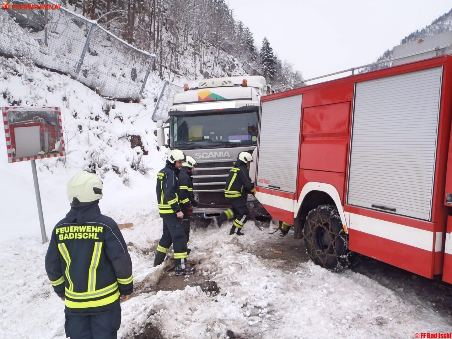 FF Bad Ischl: LKW vom Bankett gerutscht