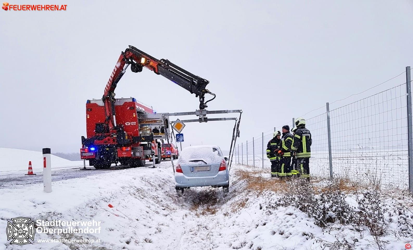 Stadtfeuerwehr Oberpullendorf: Fahrzeugbergung B50 und Verkehrsunfall