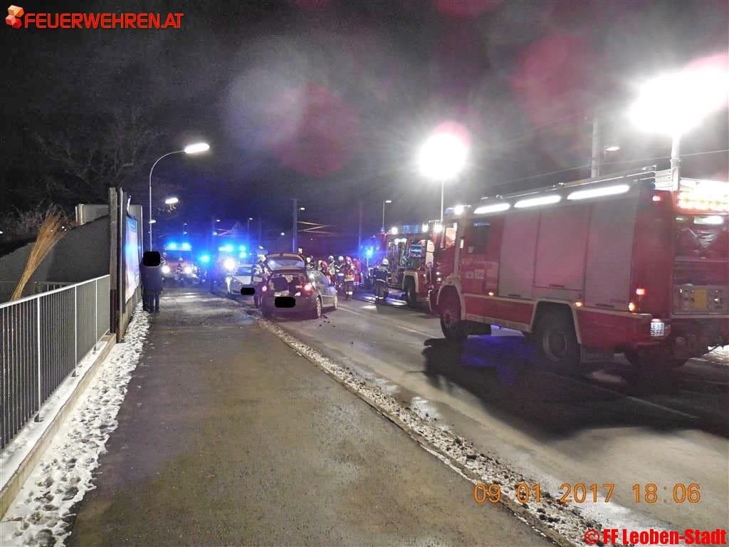 FF Leoben-Stadt: Verkehrsunfall mit eingeklemmter Person