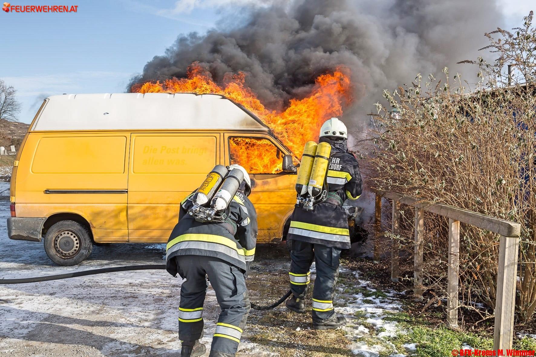 BFK Krems: Brand eines Kleintransporters in Gedersdorf