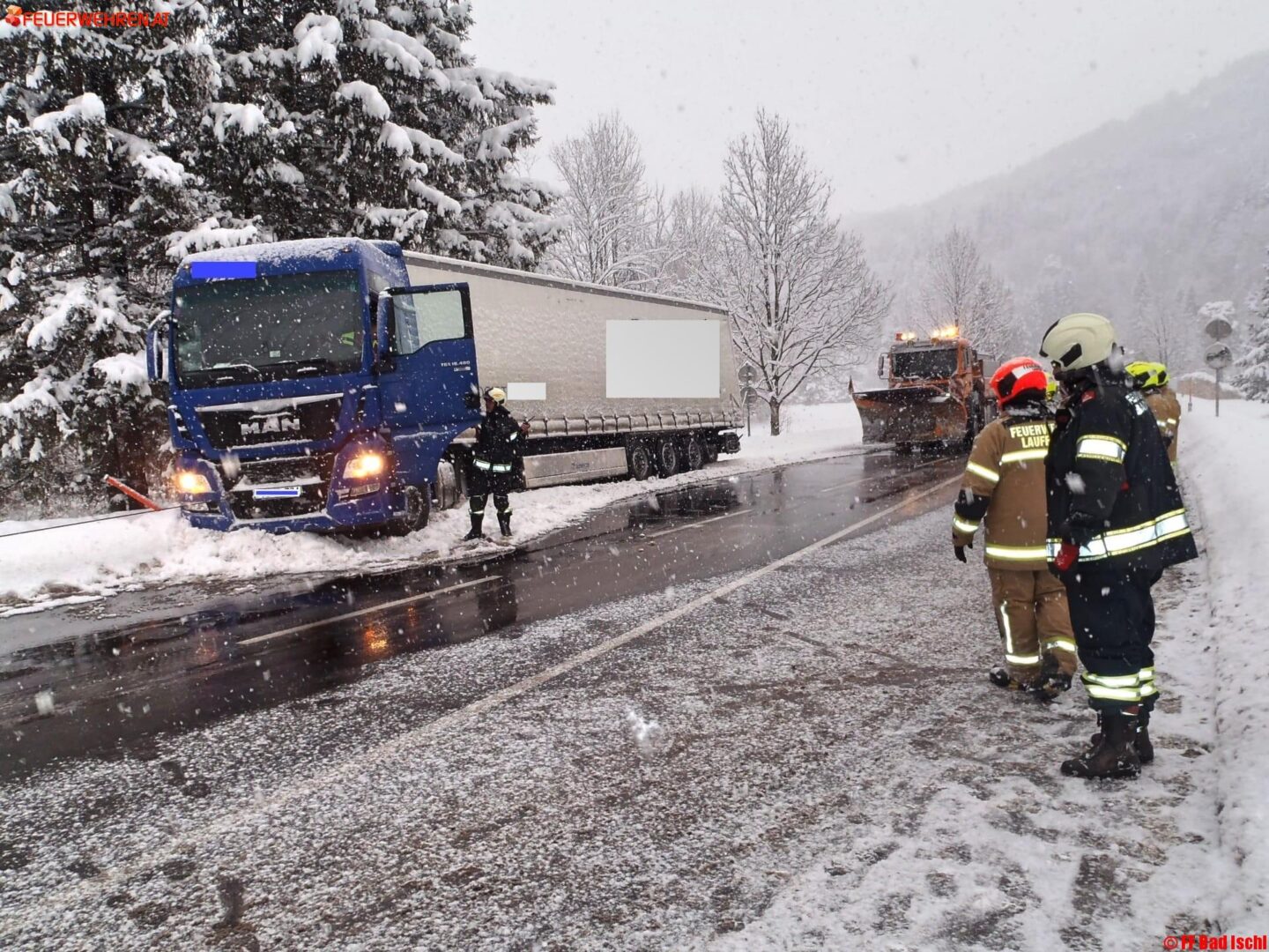 FF Bad Ischl: LKW-Bergung auf der B145