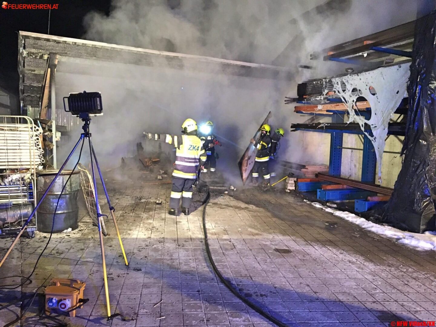 HFW Villach: Übergreifen der Flammen auf Tischlerei verhindert