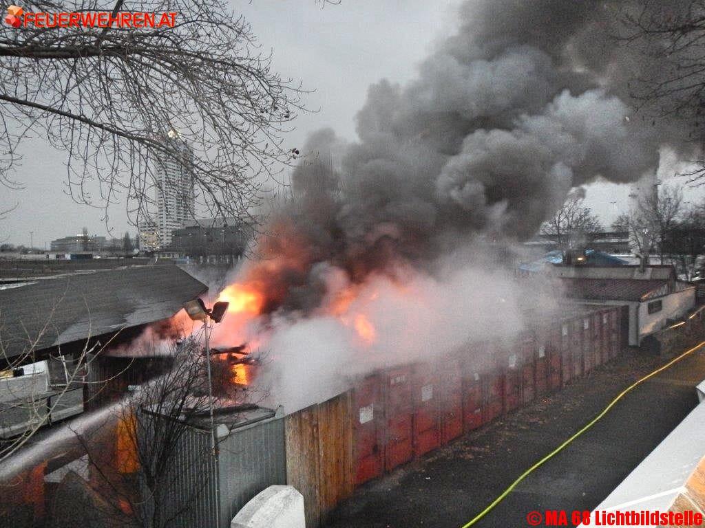 BF Wien: Lokal auf Donauinsel im Vollbrand