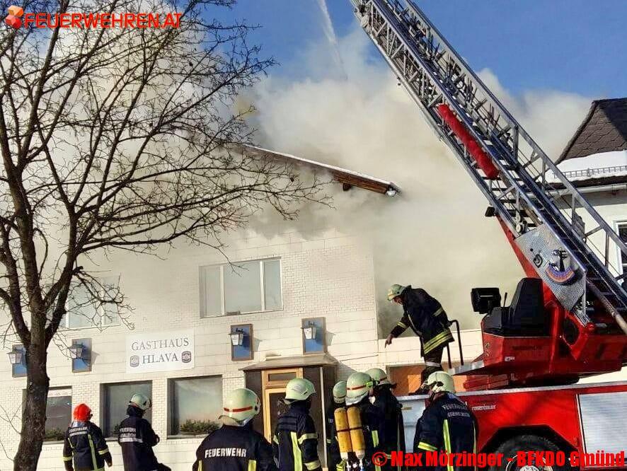 BFKDO Gmünd: Brand eines ehemaligen Gasthauses fordert über 30 Feuerwehren