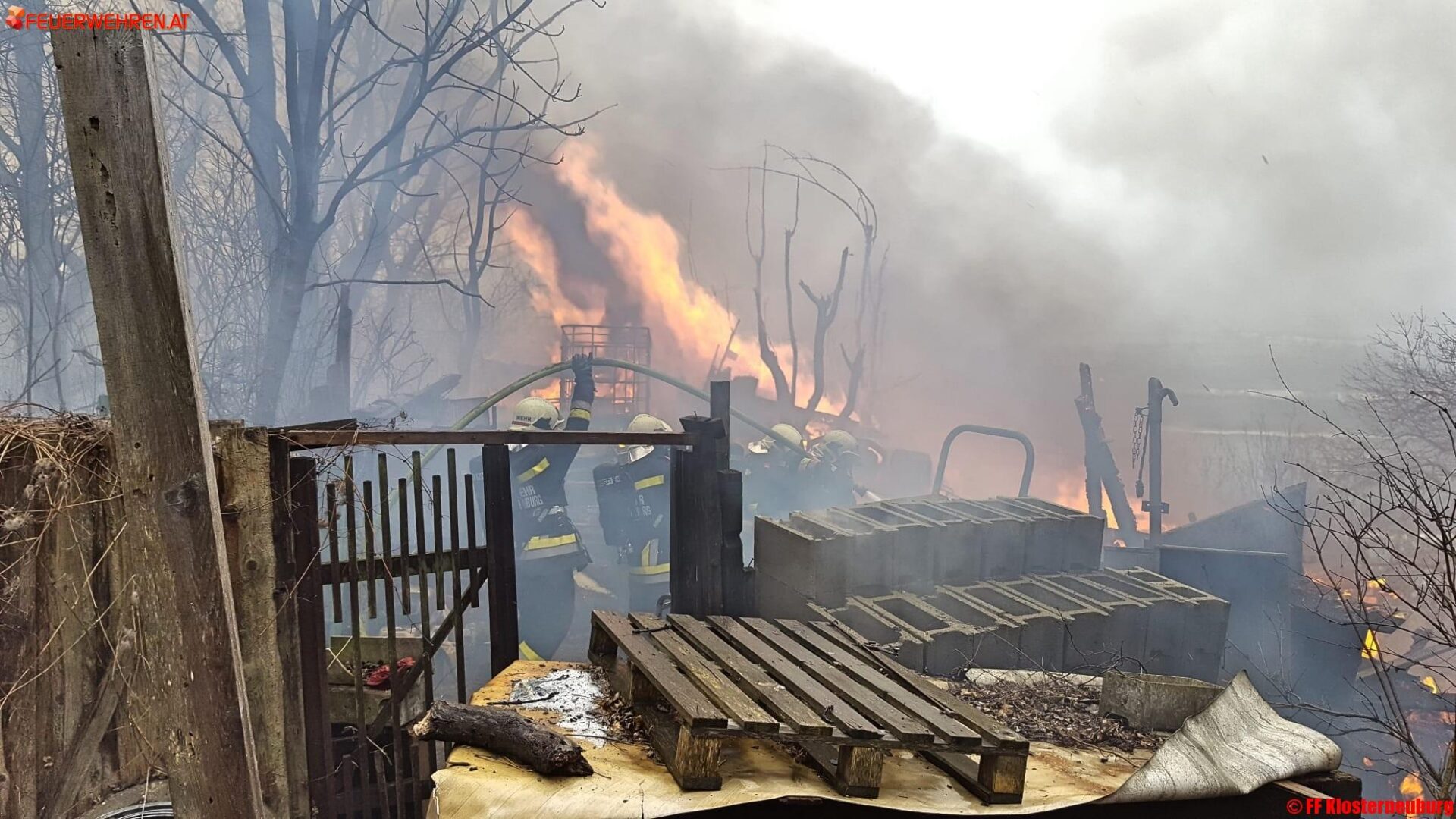 FF Klosterneuburg: Hütte in Vollbrand – Hund gerettet