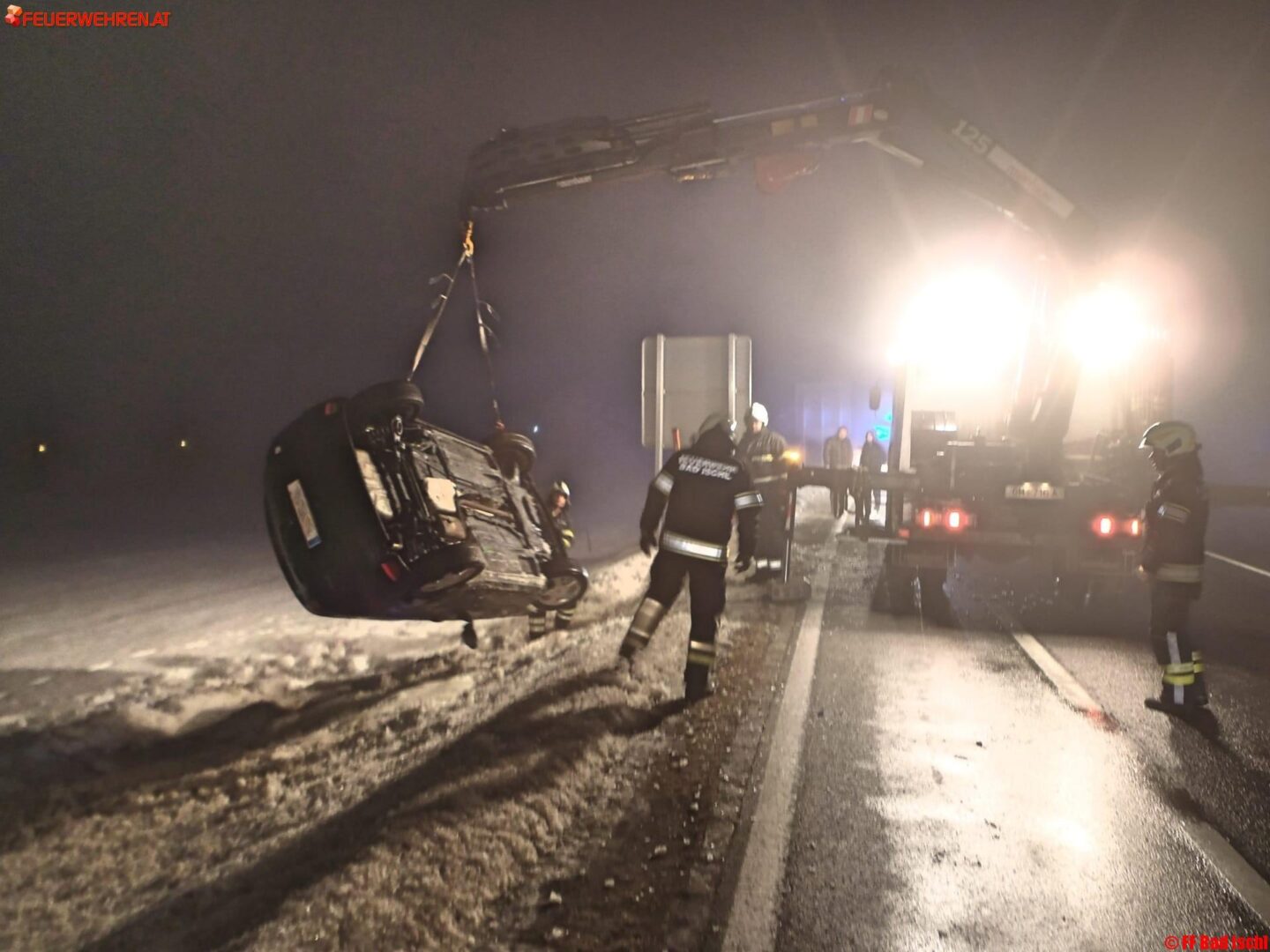 FF Bad Ischl: B145 Fahrzeug auf Dach