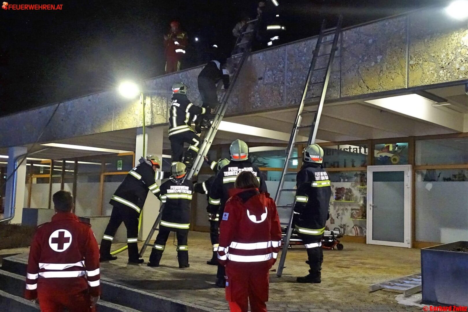 FF Ternitz: Wohnungsbrand mit Menschenrettung